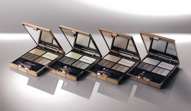 <strong>フェザリースモーキーアイズ</strong><br /> 美しいフェザーの色と質感にインスパイアされた4色セットのアイシャドウ。シェードカラーとニュアンスカラーを、それぞれ3色のグラデーションで構成。濃い色に光をしのばせ、淡い色をフォギーに仕上げることで、軽やかなのに吸い込まれるようなスモーキーなまなざしを演出します。<br /> <br /> 全4種<br /> 価格｜5000円（税抜）<br /> 発売日｜8月19日（金）<br />