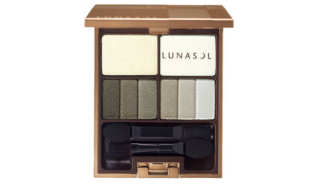 <strong>フェザリースモーキーアイズ</strong><br /> 美しいフェザーの色と質感にインスパイアされた4色セットのアイシャドウ。シェードカラーとニュアンスカラーを、それぞれ3色のグラデーションで構成。濃い色に光をしのばせ、淡い色をフォギーに仕上げることで、軽やかなのに吸い込まれるようなスモーキーなまなざしを演出します。<br /> <br /> 全4種<br /> 価格｜5000円（税抜）<br /> 発売日｜8月19日（金）<br />