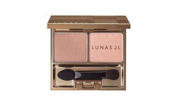 <strong>フェザリーニュアンスアイズ</strong><br /> まなざしにスモーキーなニュアンスを生みだす2色セットのアイシャドウ。絶妙に計算された色と質感を重ねることで、やわらかな奥行きが生まれ、軽やかで立体的なまなざしが完成。ヌーディ―でありながらも、骨格の美しさを際立たせます。<br /> <br /> 全2種<br /> 価格｜4000円（税抜）<br /> 発売日｜8月19日（金）<br />