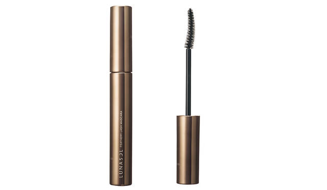 <strong>フェザリーラッシュマスカラ</strong><br /> 軽やかにまつ毛1本1本をコーティングして、立体的な美しいフォルムを実現する新マスカラ。こだわりの色設計によりアイシャドウとマスカラに一体感が生まれ、横顔までも美しい立体的なまなざしに仕上げます。<br /> <br /> 全2色（限定1色）<br /> 価格｜3000円（税抜）<br /> 発売日｜8月19日（金）<br />