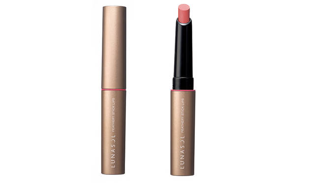 <strong>フェザリースティックリップス</strong><br /> リップスティックより細く、リップライナーよりも太い限定のリップアイテム。アウトラインが描きやすく、あえてツヤを抑えたテクスチャーが、唇からにじみ出るようなフォギーな質感を演出します。<br /> <br /> 限定2色<br /> 価格｜2500円（税抜）<br /> 発売日｜8月19日（金）<br />