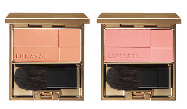 <strong>カラーリングシアーチークス 新色</strong><br /> シアーに肌に溶け込むようになじみ、自然な血色感を与えるチークカラーの秋の新色。軽やかなパウダーがしっとりとなじみ、まるで素肌のようなナチュラルなツヤのある仕上がりに。<br /> <br /> 新色2色<br /> 価格｜2500円（税抜）<br /> 発売日｜8月19日（金）<br /> ※別売｜チークカラーコンパクト　1500円（税抜）、チークカラーコンパクトS　1000円（税抜）、フェース用ブラシ　1000円（税抜）<br />