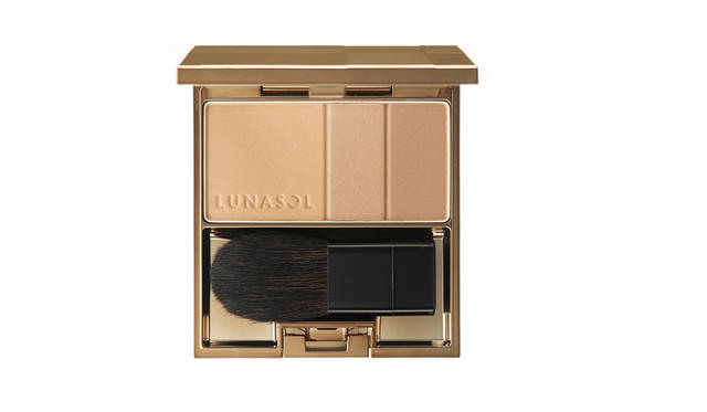 <strong>シェイディングチークスN</strong><br /> 顔立ちに自然な陰影と立体感を演出する3色セットのシェイディングカラー。影のように自然に溶け込む色設計で、ブレンドしながらなじませることで、その人が持つ骨格を美しく際立たせ、すっきりとした表情に仕立てます。<br /> <br /> 全1種<br /> 価格｜2500円（税抜）<br /> 発売日｜8月19日（金）<br /> ※別売｜チークカラーコンパクト　1500円（税抜）、チークカラーコンパクトS　1000円（税抜）、フェース用ブラシ　1000円（税抜）<br />