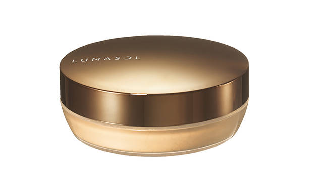 <strong>シアーライトルースファンデーション</strong><br /> ルースパウダーの軽やかな透明感と、パウダーファンデーションのカバー力を同時に叶えるルースファンデーション。羽根のように軽やかなパウダーが透明のヴェールをかけたように毛穴や凹凸をカムフラージュ。思わず触れたくなるような、きめ細かくなめらかな肌に仕上げます。<br /> <br /> 全2色　7g<br /> 価格｜4000円（税抜）<br /> 発売日｜8月19日（金）<br />