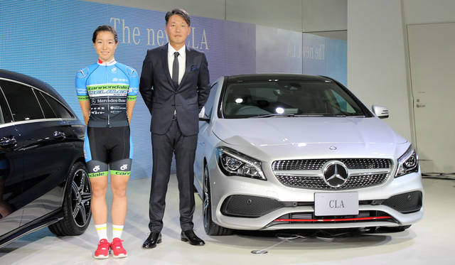 応援に駆け付けた、リオデジャネイロ五輪の自転車トラック競技女子オムニアムに日本代表として出場したCIEL BLUE KANOYAの塚越さくら選手（左）と上野金太郎代表取締役社長兼CEO（右）