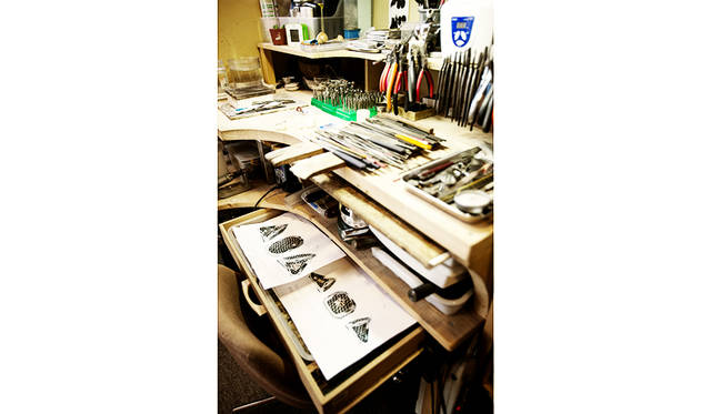 造形師であるPLUS4 朝妻豊彦氏の工房。手前にはチャームを取り付けるオーダーの仕様書が見える。