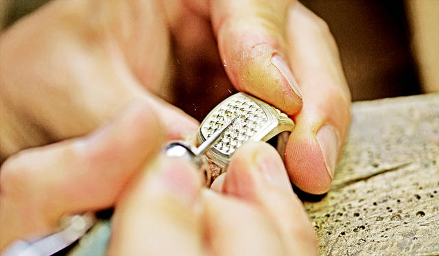 コンポジットシリーズのリングに星型のチャームを付けるため、そのカタチに削っているところ。