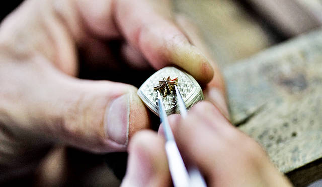 ろう付けする前でも、すでにきっちりと星型のチャームがはまっている。これもまた腕のいい職人のなせる技。