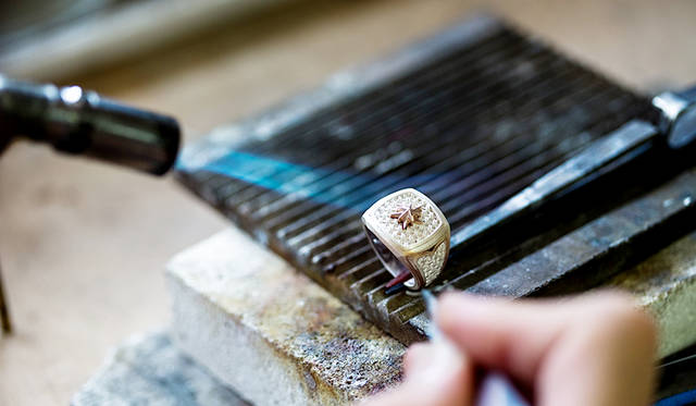 通常は小さく切った銀ロウを近くに乗せて溶接していくが、朝妻氏は細い棒状の銀ロウを直接挿しながら留める「差しロウ」の手法を使う。