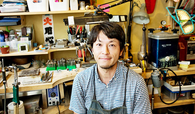 3本の銀を編み上げて作るコンポジットシリーズの原型を制作した、PLUS4 朝妻豊彦氏。