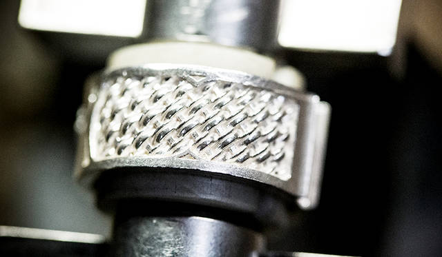 編み目が美しく映えるよう、外周の輪郭のエッジを引き立たせている。この下ごしらえが最終的な美しい仕上がりを生む。