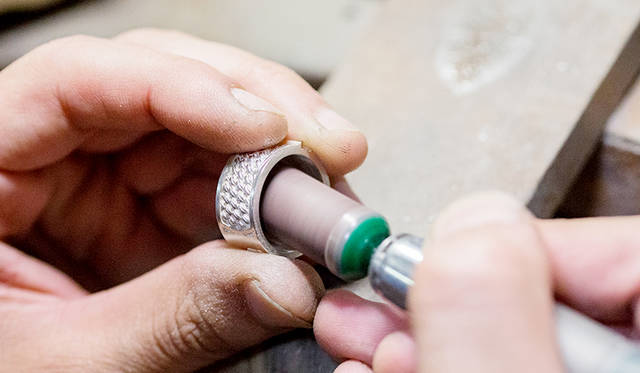 着け心地を左右する内側の仕上げ。指にハメたときにするりと入り、長時間着けてもストレスがない。