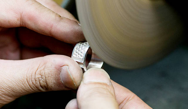 バッファによる最後の仕上げ。この工程でシルバーならではの美しいツヤが生まれる。