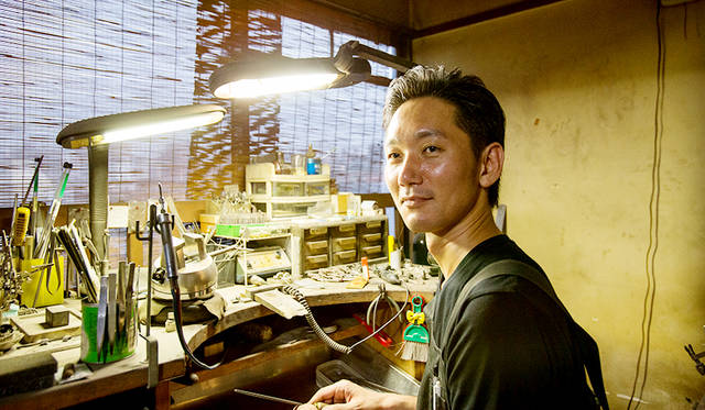 コンポジットシリーズの仕上げと磨きを担当している、Gold worksの金澤 臣氏。