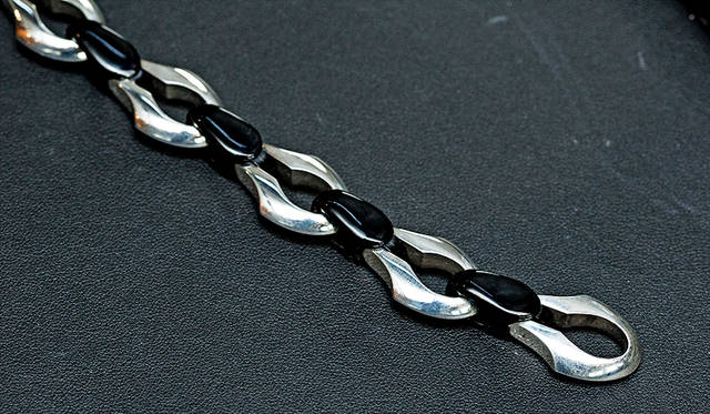 90年代後半～00年代初期に発売した、シルバーとプラスチックを組み合わせたバングル。M･A•R•Sは常に新しいことにチャレンジしてきた。非売品。