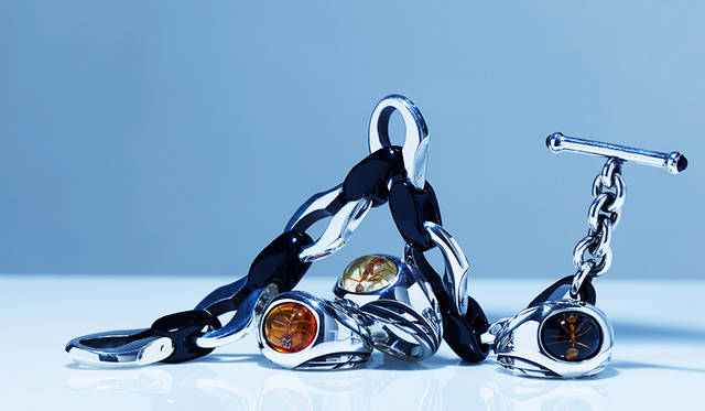 シナモンアリを樹脂で固めた「アントリング」は、ブランド初期の名作として語り継がれている。また、シルバーにプラスチックを合わせたシリーズもまた、M･A•R•Sの名前を広めたモデルのひとつ。<br /> すべて非売品。