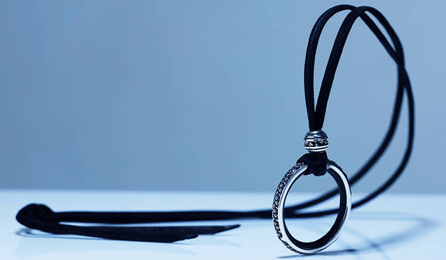 レザーコード仕様なので気軽に身に着けられる、ロングネックレス兼グラスホルダー。円の周囲にはコンポジットデザインが施されており、さりげなく存在感があるのが特徴となっている。サークル内部にはメガネを傷つけないようレザーが貼られている。<br /> <strong>「ノーチスネックレス」</strong><br /> 価格3万4000円（税抜）