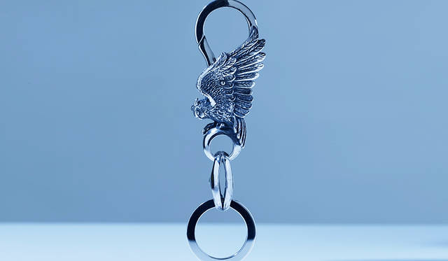 フック部分にオウル（フクロウ）の彫刻が施されたシルバー製のキーホルダー。使用するにつれて重厚で味わ深い、アンティーク調の風合いになるのも魅力。<br /> <strong>「スローブ キーリング オウル」</strong><br /> 価格7万円（税抜）