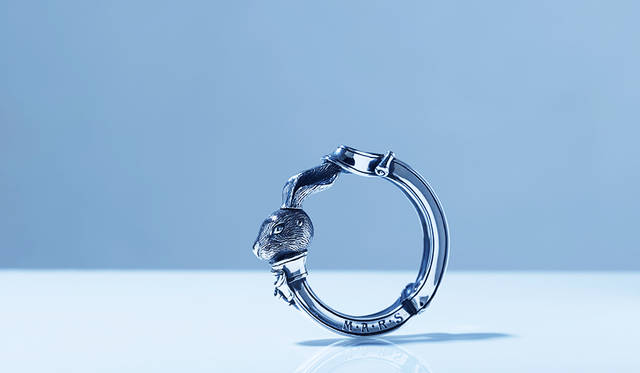 愛らしいラビットをリアルに繊細に表現したキーリング。耳の部分が開閉するので、鍵の装着やウォレットチェーンのアタッチメントとして使用することができる。<br /> <strong>「グリムラビットキーリング」</strong><br /> 価格6万5000円（税抜）