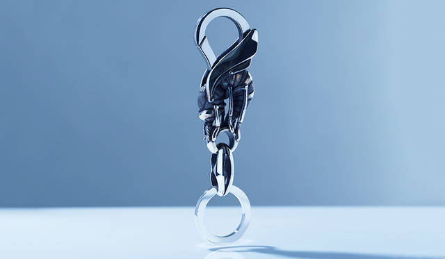 フック部分にスズメ蜂の彫刻が施されたキーリング。シルバーの鏡面部分とマットな燻し仕上げのコントラストが、スズメ蜂が持つ危険な雰囲気を増長させている。<br /> <strong>「スロープキーリング　ビー」</strong><br /> 価格7万円（税抜）