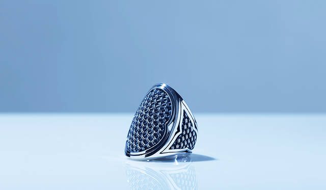 現在のM･A•R•Sを象徴する、コンポジットシリーズのリング「タレット」。編み目部分の好きな場所に、数字、アルファベット、星、馬蹄、リボン、クロスなど、好きなトップパーツを選んで配置できるセミオーダーも可能。<br /> <strong>「コンポジットリング　タレット」</strong><br /> 価格7万円（税抜）