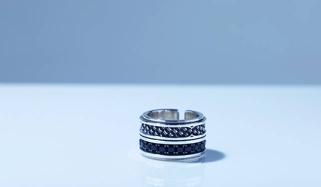 M･A•R•S独自の編み込みデザインであるコンポジットと呼応するように、オリジナルスクェアカットを施したオニキスがリングを全周している。しなやかで硬質なコンポジットのデザインと、天然石によるコントラストが美しい。<br /> <strong>「グラビットリング」</strong><br /> 価格10万円（税抜）