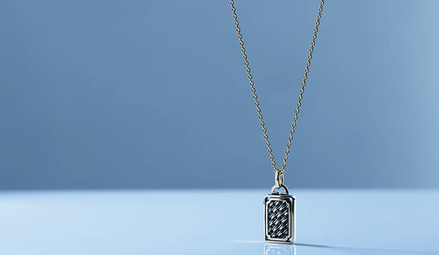 中央にコンポジットのデザインをあしらい、それを囲むようにスクエア状のフレームを配したネックレス。直線や曲線、さらに立体が複雑に絡みながらもシンプルにまとめられた美しいモデル。<br /> <strong>「グルカネックレス」</strong><br /> 価格18万円（税抜）