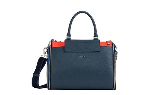 MODULAR BAG（モジュラーバッグ）<br>8月上旬展開予定、サイズ：ボストン時 W35×H26×D21.5 cm ブリーフ時 W35×H34×D8 cm、素材：シュリンク型圧しレザー、価格：ボディパーツ 52,000円（税別）、ハンドル＆サイドパーツ 89,000円（税別）*画像は実際の商品とサイズが多少異なります