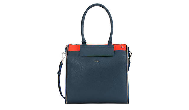 MODULAR BAG（モジュラーバッグ）<br>8月上旬展開予定、サイズ：ボストン時 W35×H26×D21.5 cm ブリーフ時 W35×H34×D8 cm、素材：シュリンク型圧しレザー、価格：ボディパーツ 52,000円（税別）、ハンドル＆サイドパーツ 89,000円（税別） *画像は実際の商品とサイズが多少異なります