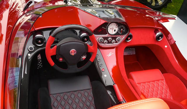 KEN OKUYAMA CARSの「kode57」のコクピットは素材の使いかたもおもしろいし、運転席が黒、パセンジャーシートが赤という色分けもおもしろい