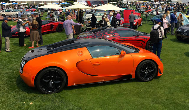 会場にフツウに置かれているブガッティ「ヴェイロン」（2億円を越えるのだが……）
