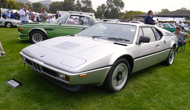 BMW「M1」は欧州ツーリングカー選手権での勝利を目指して企画されたモデルで、F1で知られるジャンパオロ・ダラーラが設計したシャシーにドライサンプ化した3.5リッター直列6気筒を搭載し78年に登場したものの、生産計画が遅れF1前座のプロカーレースぐらいしか活躍の場がなかった