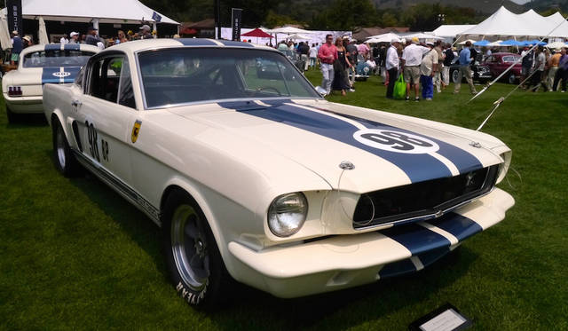 シェルビー・フォード「GT350 R IRS」（写真は初年度の65年型ドラッグレース用モデル）はスポーツカーレースを通じてマスタングのイメージアップを図ったフォードがキャロル・シェルビーに依頼して作った4.7リッターV8搭載モデルで内装もほとんどなしのロード ゴーイング レーサー