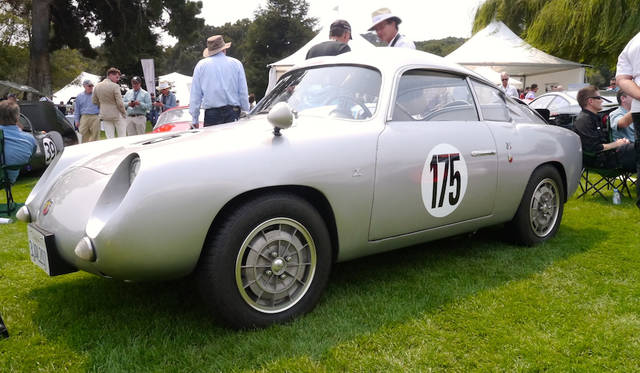 58年のフィアット・アバルト「750GTザガート」はオーストリア出身のカルロ・アバルトが傑作設計として名高いフィアット「600」のシャシーと排気量をアップした同車の4気筒エンジンを使って作りあげたレーシングスポーツカーで、もうひとつの特徴はヘルメットのスペースをクリアするための屋根に2つのふくらみを設けたスタイル