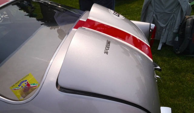 後車軸より後ろに搭載された4気筒エンジンにスペースを提供するとともに冷却気を送り込むため半開きになったエンジンフードが意外な美しさを生むフィアット・アバルト「750GTザガート」