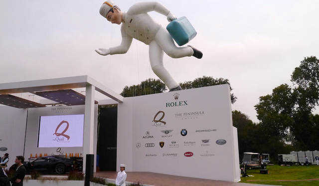 クエイル・ロッジ＆ゴルフクラブが属する高級ホテルグループ、ザ・ペニンシュラの巨大なベルボーイのバルーンと手前がトークショー用の舞台