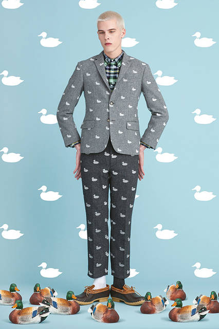 DUCK の刺繍風総柄プリントのデザイン。ジャケットとパンツのグラーデーションセットアップを提案します。シャツはオックス生地のオリジナルチェック柄<br><br>（ジャケット）DUCK 2BUTTON SPORTCOAT 2万6000円（税抜）<br>（シャツ）DUCK BUTTONDOWN SHIRT7900円（税抜）<br>（パンツ）DUCK TROUSERS1万3000円（税抜）