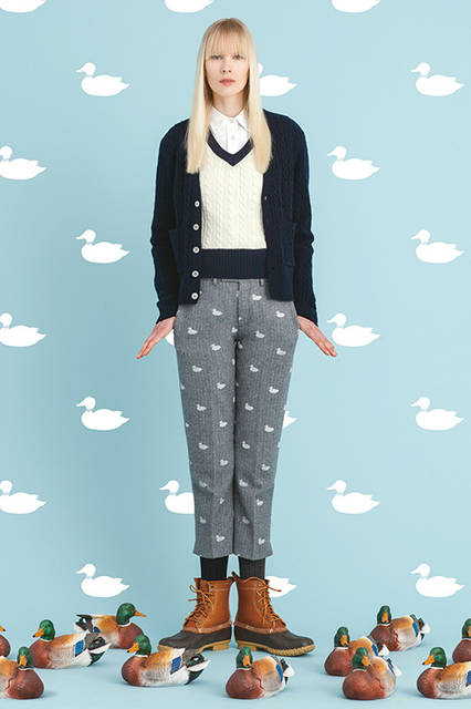 ケーブル柄 V ネックニットベストに、ピンストライプとDUCK 刺繍風プリントのパンツ、メンズのカーディガンを合わせたスタイル<br><br>（ベスト）SLEEVELESS SWEATER 8900円（税抜）<br>（シャツ）BUTTONDOWN SHIRT5900円（税抜）<br>（パンツ）DUCK TROUSERS9900円（税抜）