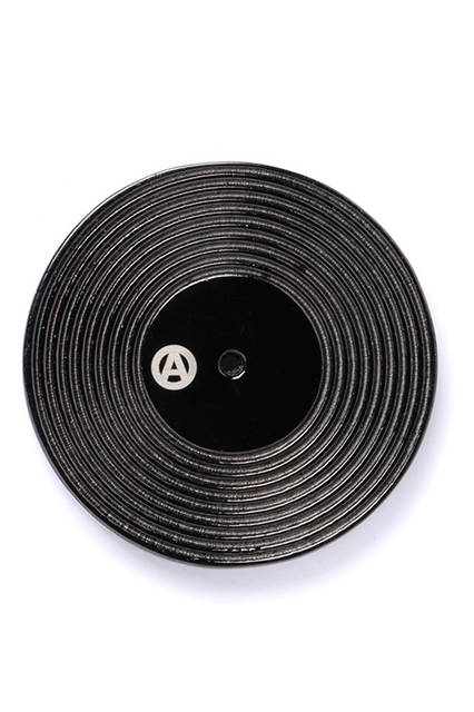 <strong>RECORD PIN </strong><br>カラー｜ Black <br>価格｜ 3800円（税抜）