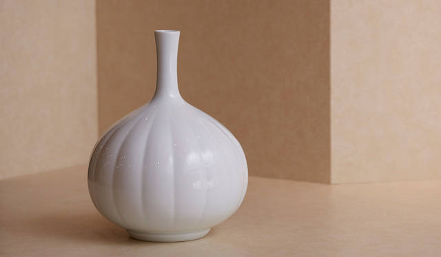 井上萬二「白磁菊彫文鶴首花瓶」（108万円）