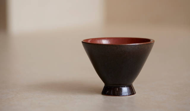 古野勢兒「鉄釉ぐい呑」（1万6200円）