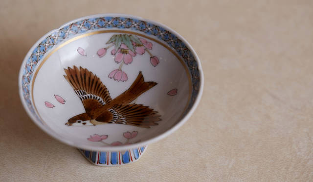 山田義明「高台盃 桜に雀」（2万7000円）