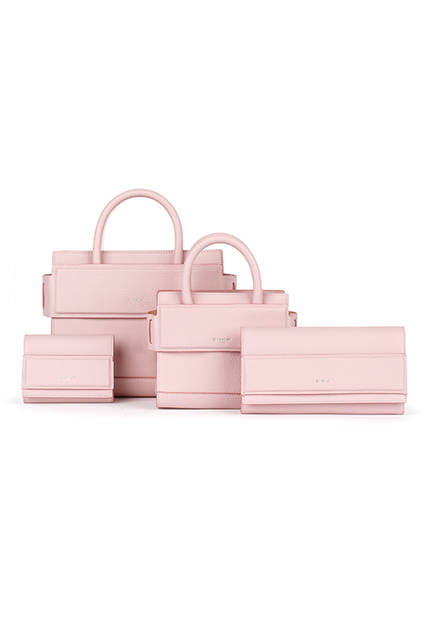 GIVENCHY-ESSENTIALS-WOMEN-ACCESS-C 「ホライゾン」コレクション <br> ( 左から) ホライゾン 三つ折りウォレット 6万2640円<br>ホライゾン ミニ 24万8400円<br>ホライゾン ナノ 15万6600円 <br>ホライゾン ロングウォレット 8万1000円 ( ピンクは全て日本限定)(すべて税抜)