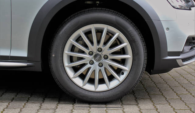 ホイールアーチには精悍なモールがあしらわれる