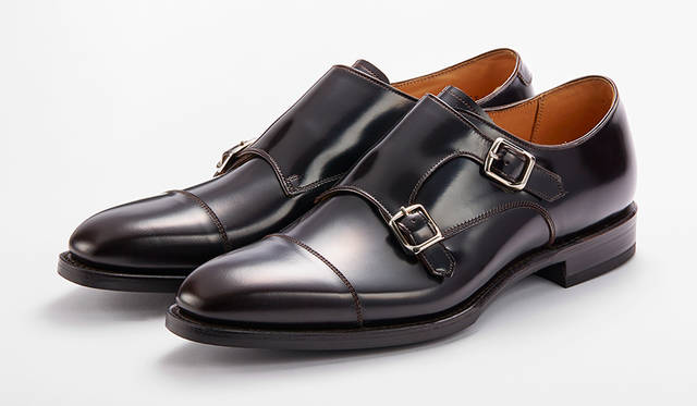 キップレザー採用のダブルモンクストラップ。長すぎないシャープなフォルムも汎用性が高く、あらゆるビズスタイルに合う。ブラックとダークブラウンの2色展開。2万8000円