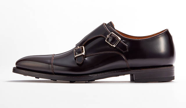 通常の革より光沢感が強いキップレザーは、ドレッシーさのなかにモダンさも漂う。ダイナイトソールはウエスト部分を革底のように丸く削ることで、ドレス感を際立たせている。