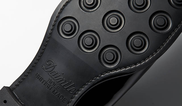 英国製のダイナイトソールは濡れた地面でも滑りにくい優れた耐滑性に加え、丈夫ですり減りにくく毎日の通勤にうってつけだ。それでいて靴のドレス感がキープできるのが秀逸。