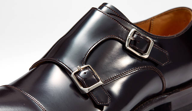 ダブルモンクのストラップには、ポリッシュ仕上げのバックルを採用。シンプルながらも立体感があり、パンツの裾から見えたときにさりげなく都会的なドレッシーさを醸し出す。