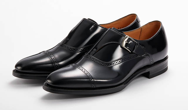 ビジネスからフォーマルにまで対応する、キップレザー製のシングルモンクストラップ。モード風の着こなしにも好相性だ。ブラックとダークブラウンの2色展開。2万8000円