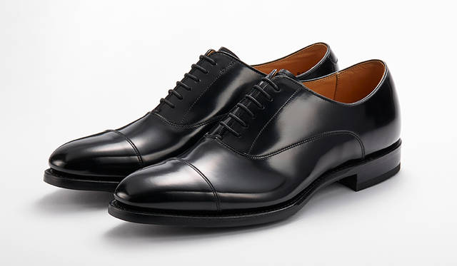 ビジネスの基本であるストレートチップ。キップレザー＆ダイナイトソールなら天候を選ばず、普段のビジネスから冠婚葬祭まで活躍する。ブラックのみの1色展開。2万8000円